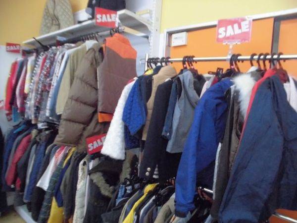 在庫一掃セールに「ざ！行こう！一緒うにセール」笑 激安古着屋の在庫