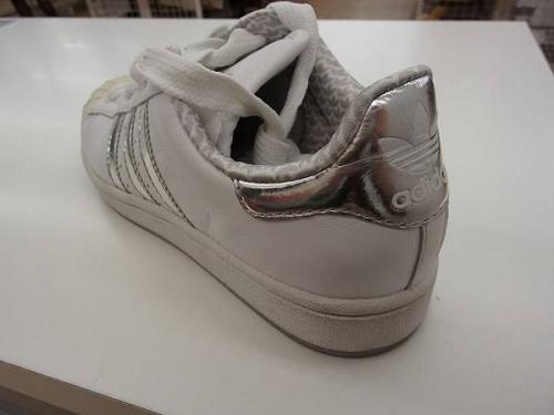シューズのアディダス