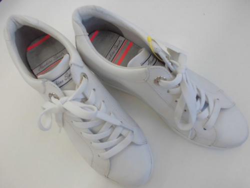 スニーカーの春物