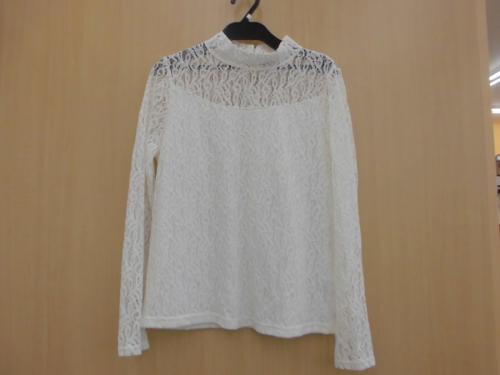 ブラウスのシャツ