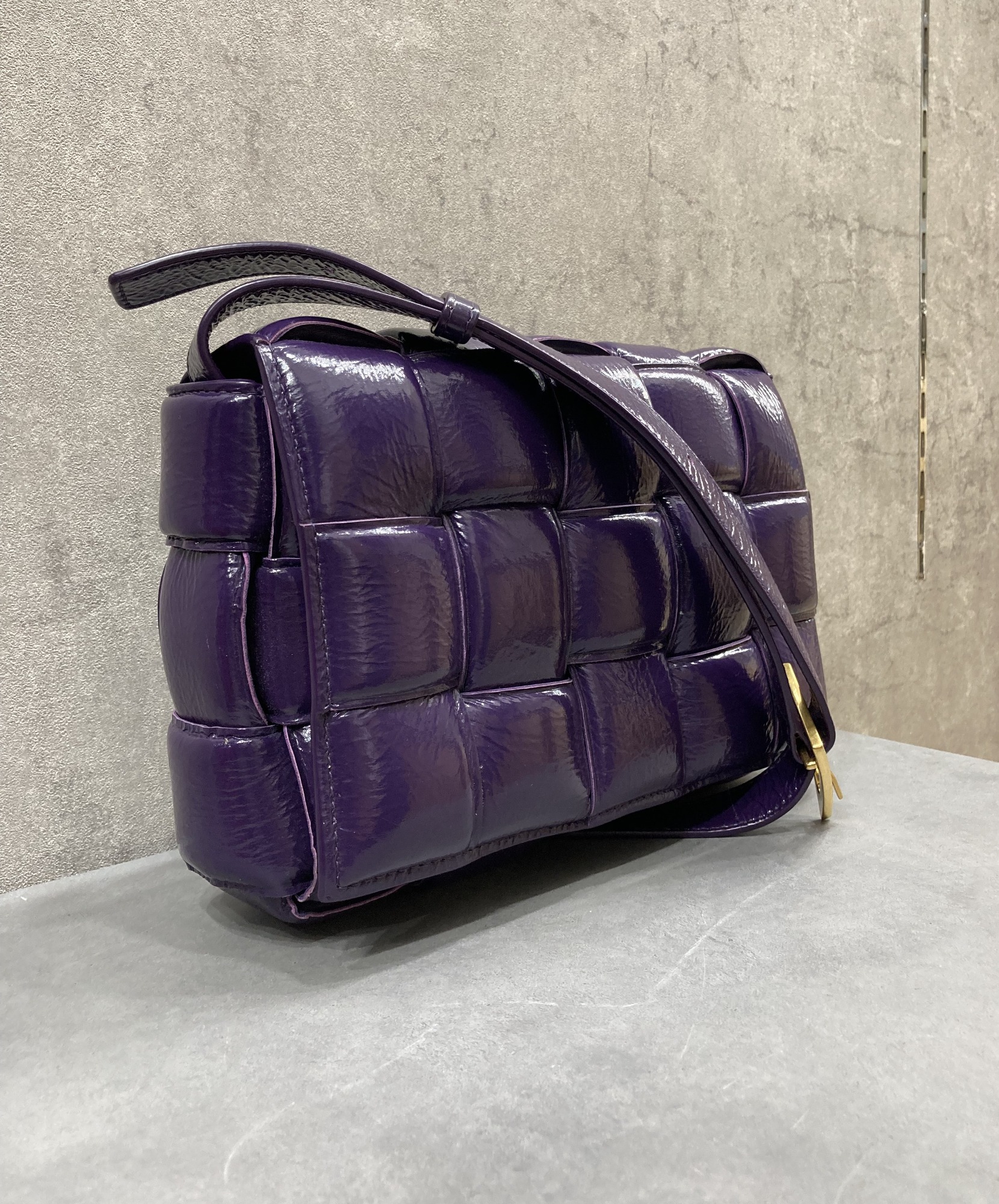 BOTTEGA VENETA/ボッテガベネタ】PADDED CASSETTE SHOLDER が入荷 