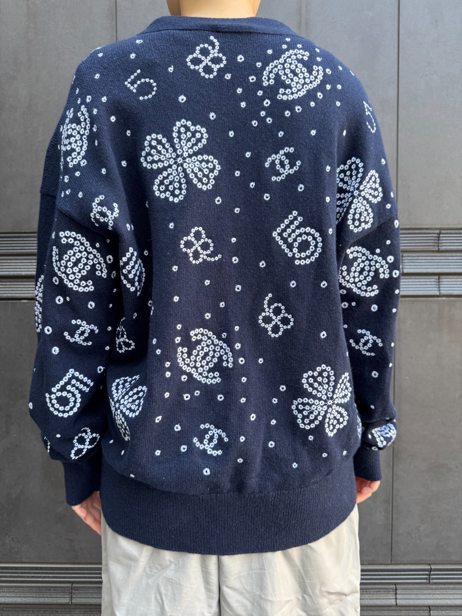 美品■シャネル　カシミヤ100　ココマーク刺繍　カーディガン　黒　大きいサイズ 美品□シャネル カシミヤ100 ココマーク刺繍 カーディガン 黒