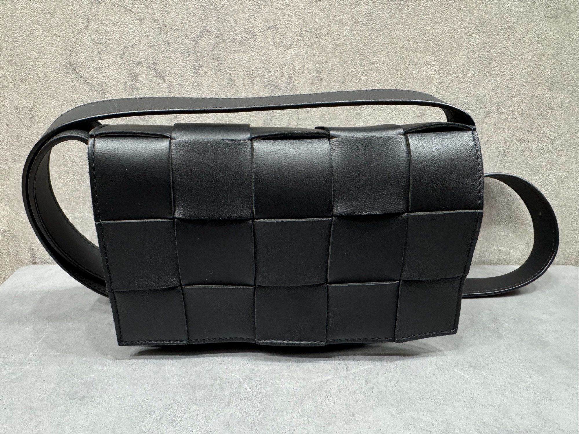 BOTTEGA VENETA/ボッテガベネタ】カセットショルダーバッグが入荷 