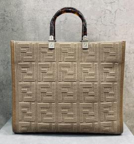 「ラグジュアリーブランドのFENDI × SKIMS 」