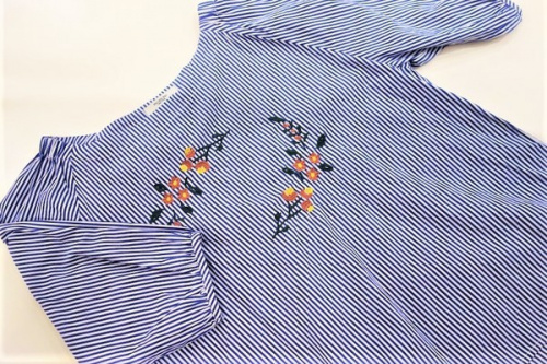 激安のブラウス