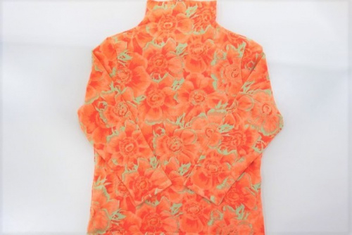 タートルネックのカットソー