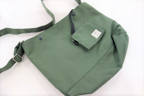 バッグのカーキ