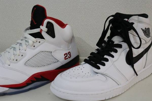 アディダスのナイキ