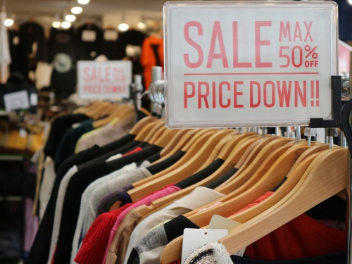夏物一足早くSALEの関西